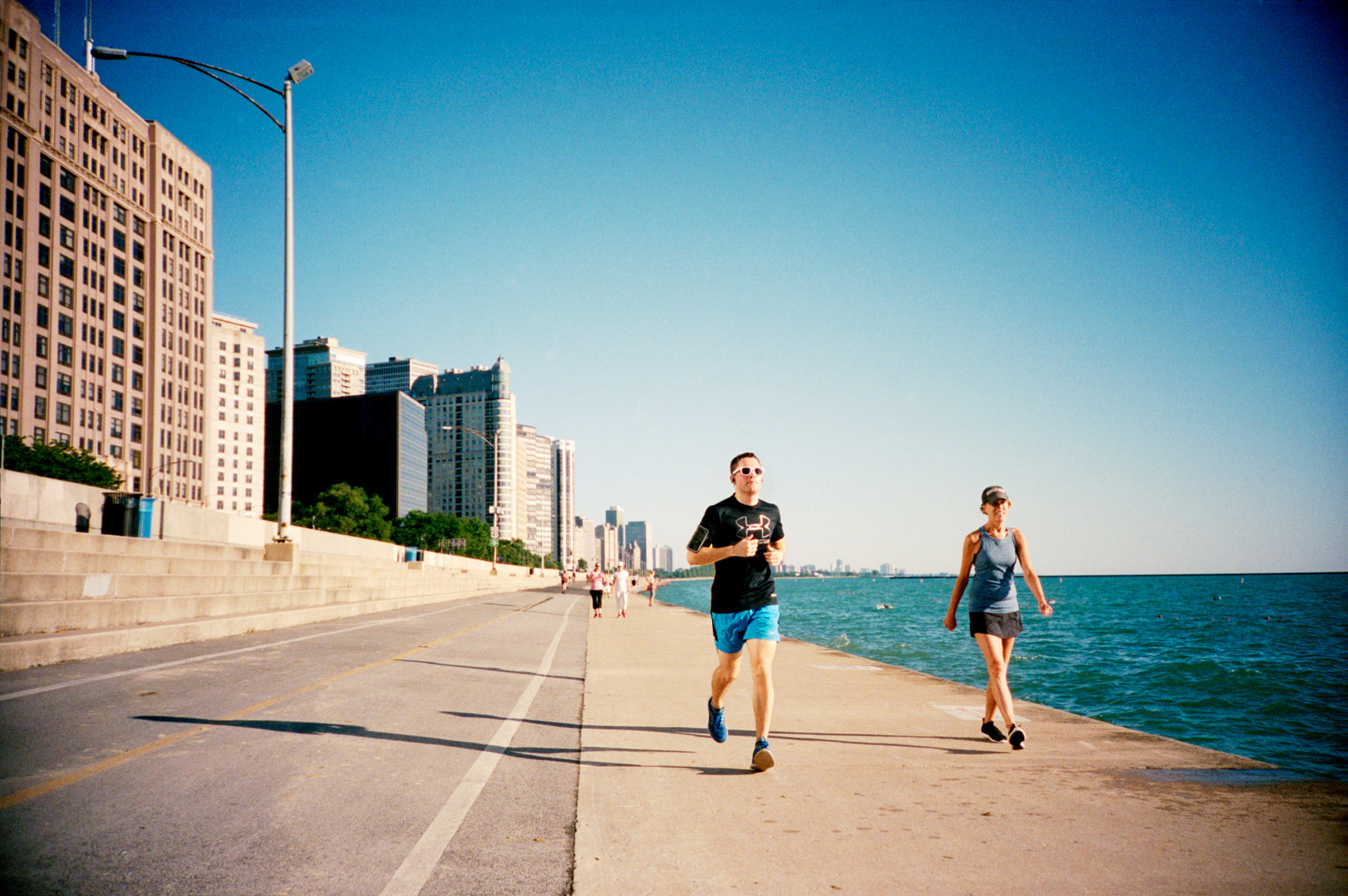 man running along Lake Michigan in Chicago summer